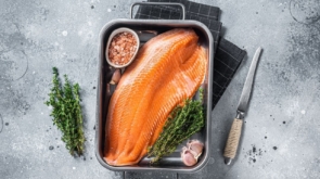 Hodowla i wędzenie łososia z Wysp Owczych: Tradycyjne metody w naturalnych warunkach