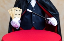 Jak wykorzystać iluzję sceniczną do budowania przekazu i dramaturgii na scenie