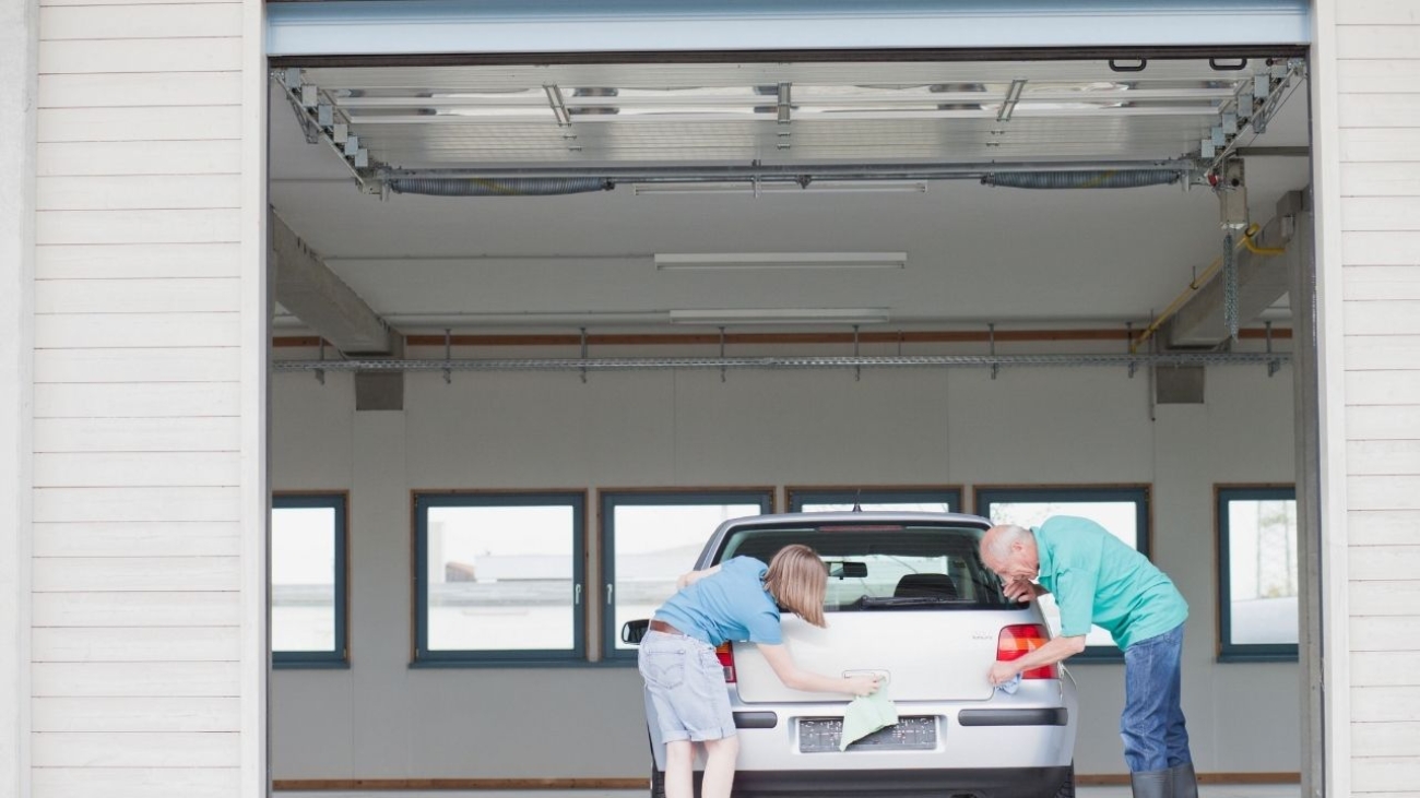 Nowoczesne rozwiązania w automatyce bram garażowych: napędy, piloty i czujniki bezpieczeństwa