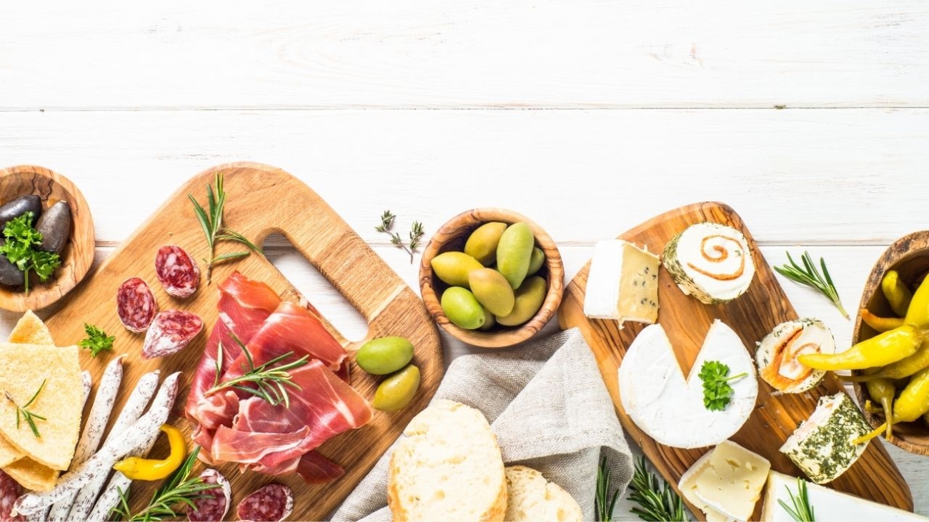 Odkryj bogactwo włoskich serów i wędlin na naszej desce antipasti: tradycyjne smaki Italia w zasięgu ręki