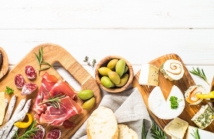Odkryj bogactwo włoskich serów i wędlin na naszej desce antipasti: tradycyjne smaki Italia w zasięgu ręki