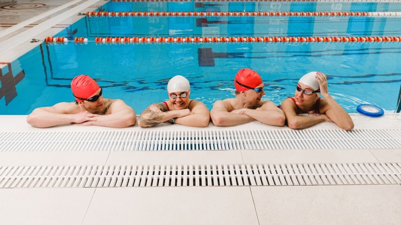 Pływanie dzieci i dorosłych – jak dostosować metody szkolenia do różnic w podejściu?