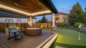 Porównanie odporności tarasów kompozytowych z naturalnym drewnem na warunki atmosferyczne: który materiał lepiej się sprawdza?