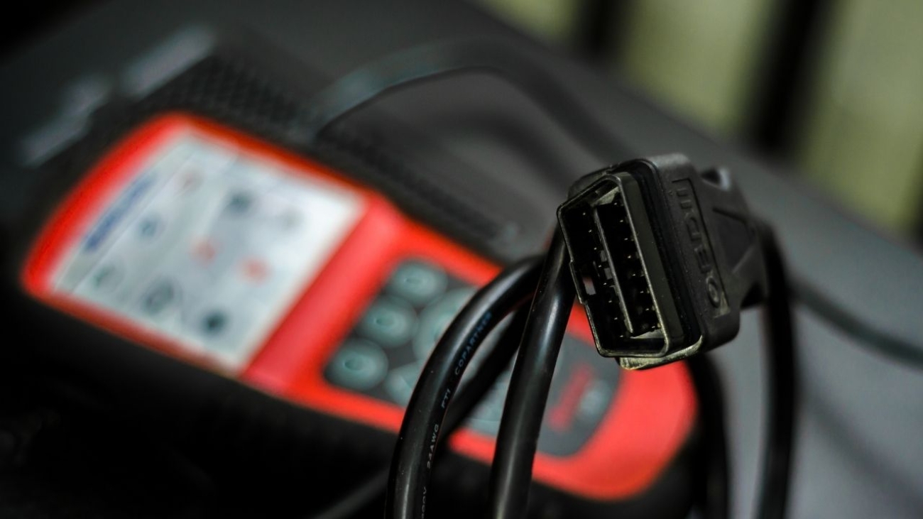 Diagnoskopy i oscyloskopy – kiedy technicy używają ich zamiast OBD