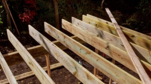 Wsporniki regulowane – jak wypoziomować taras nawet na nierównym gruncie?