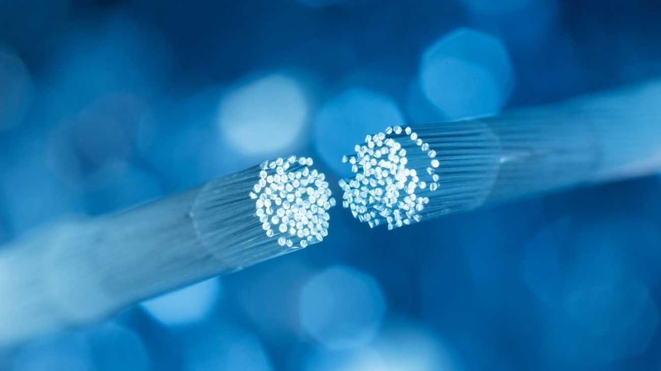 Budowa i modernizacja kabli miedzianych vs. światłowodowych – co, kiedy i dlaczego?