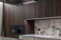 Jakość i elegancja w domu: Dlaczego warto zdecydować się na fronty fornirowane?