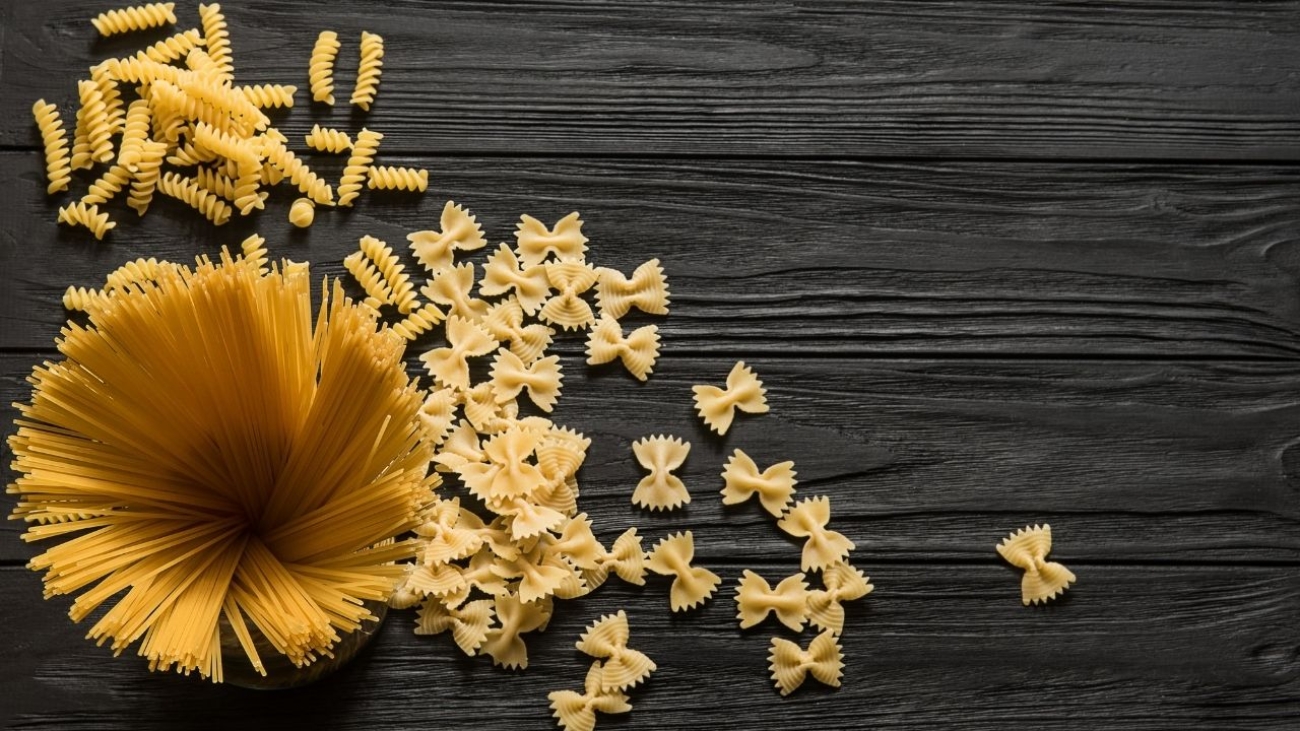 Różnice między penne, spaghetti i farfalle – przewodnik po włoskich makaronach