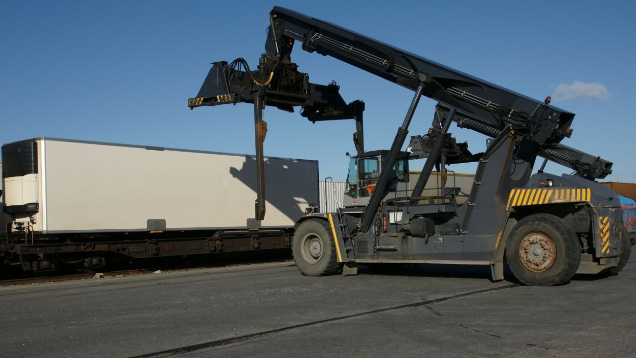 Co to jest spedycja intermodalna i jakie daje korzyści?