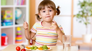 Dlaczego własna kuchnia przedszkolna ma znaczenie — zdrowe posiłki przygotowywane na miejscu