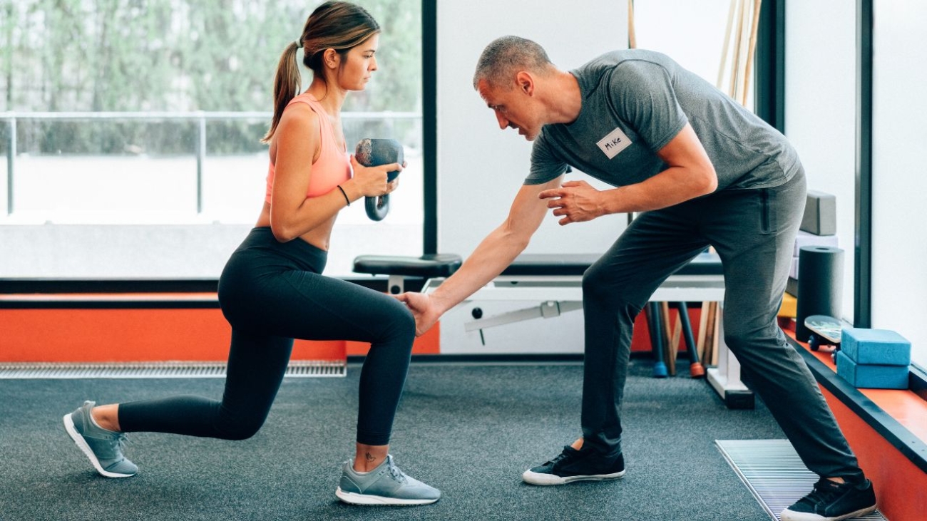 Trening personalny vs. siłownia samodzielnie – kiedy warto skorzystać z trenera?