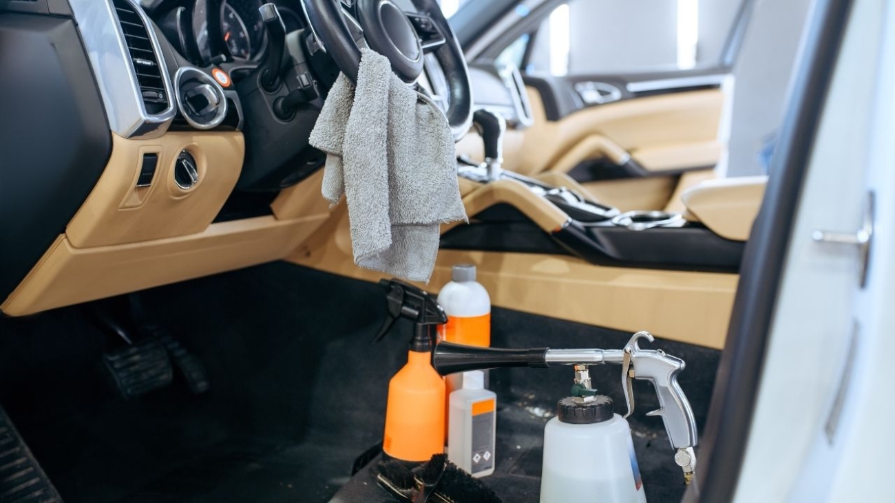 Detailing wnętrza samochodu – kiedy warto, jakie są najczęstsze zaniedbania?