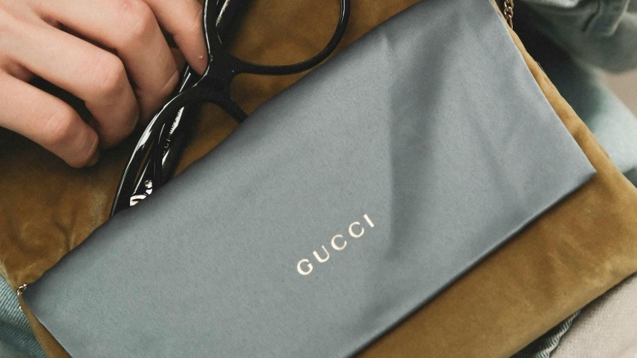 Dlaczego warto kupować używane produkty luksusowe – korzyści dla stylu i portfela