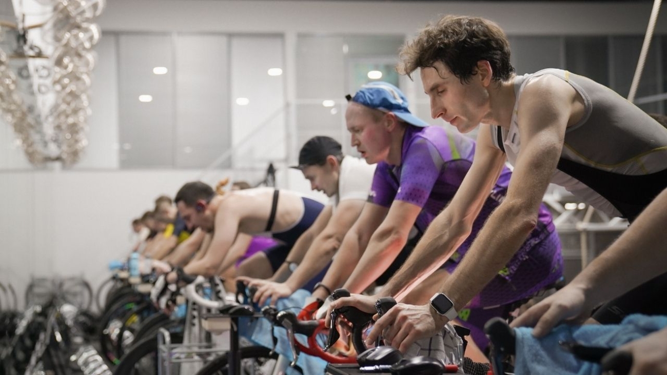 Korzyści z treningów grupowych vs. treningów indywidualnych w triathlonie