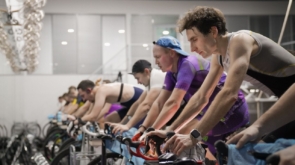 Korzyści z treningów grupowych vs. treningów indywidualnych w triathlonie