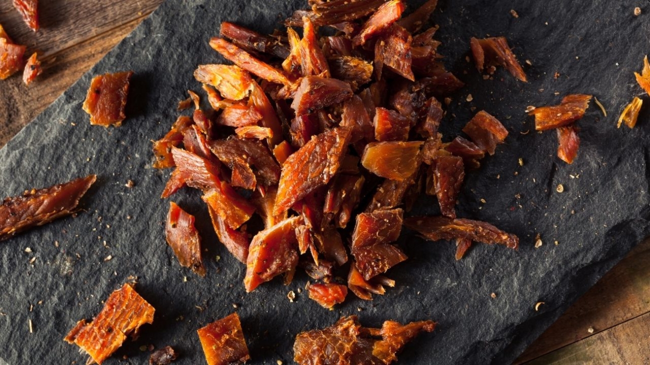 Zdrowe przekąski – łosoś jerky, owoc morza i inne opcje dla aktywnych