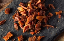 Zdrowe przekąski – łosoś jerky, owoc morza i inne opcje dla aktywnych