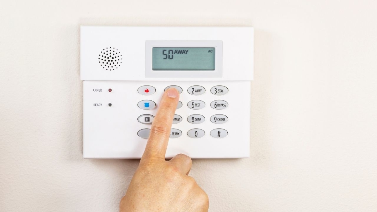 Alarm w mieszkaniu w bloku – czy ma sens i co realnie daje?