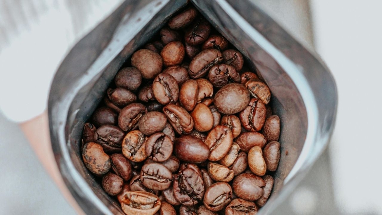 Jak przechowywać kawę ziarnistą, żeby nie wietrzała? (błędy + tipy)