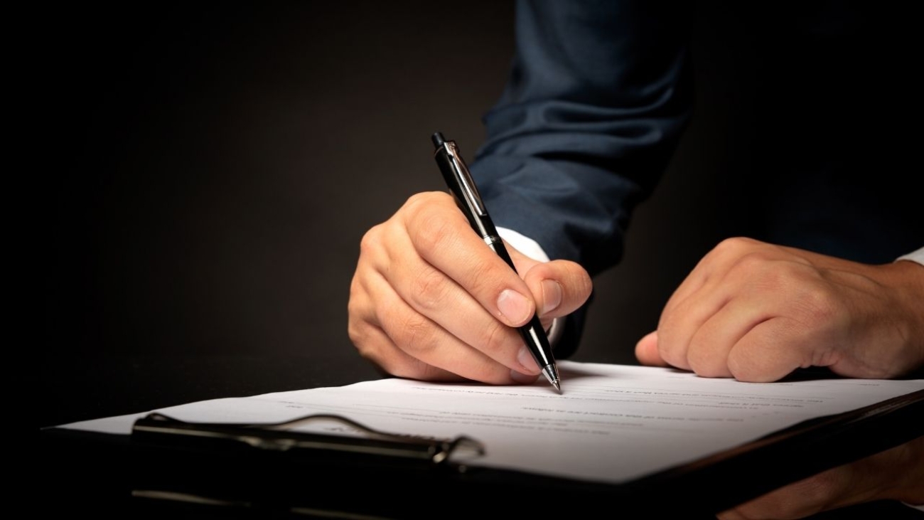 Jakie dokumenty są potrzebne do aktu notarialnego przy zakupie mieszkania?