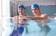 Nauka pływania dla dorosłych od zera: jak wygląda pierwszy miesiąc treningów?