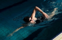 Dlaczego technika pływania jest ważniejsza niż siła