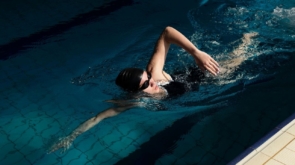 Dlaczego technika pływania jest ważniejsza niż siła