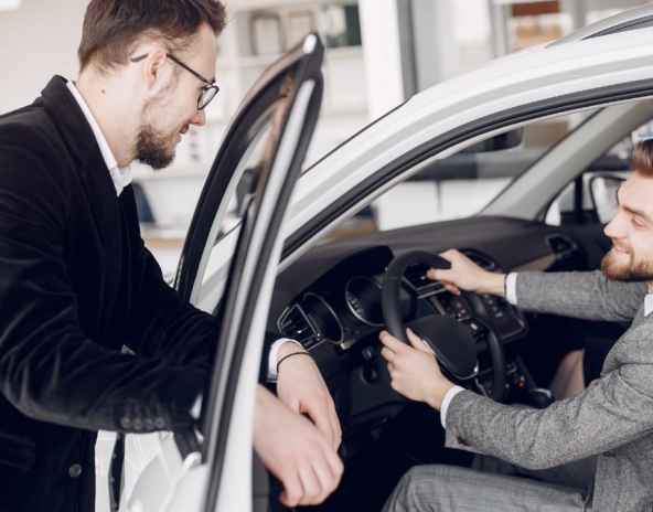 Czy warto brać rzeczoznawcę przy zakupie auta