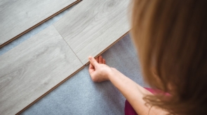 Podłoga winylowa, drewniana czy laminowana – co wybrać?