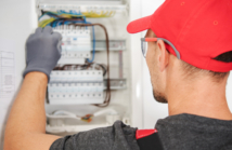 Jak zapewnić bezpieczeństwo instalacji elektrycznej w twoim domu?