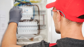 Jak zapewnić bezpieczeństwo instalacji elektrycznej w twoim domu?